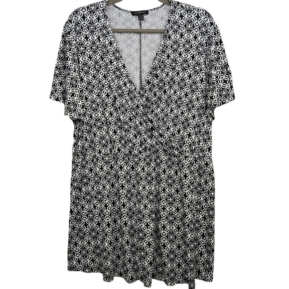 Lane Bryant Tops - Lane Bryant Chic Black White Geometric Faux Wrap Top Surplice Short Sleeve 18/20